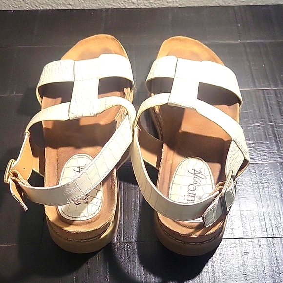 Euro Soft by Sofft Cream Crocodile Sandals Women's Size 8M - Picture 3 of 9